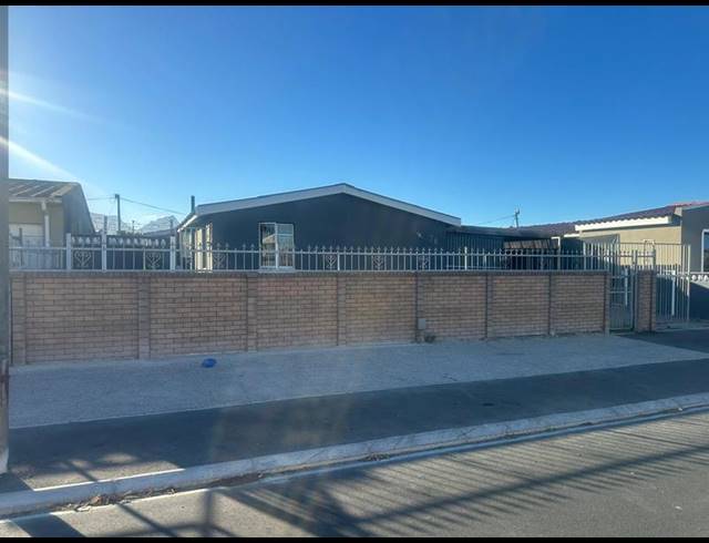 5 BEDROOM HOUSE FOR SALE IN MANENBERG